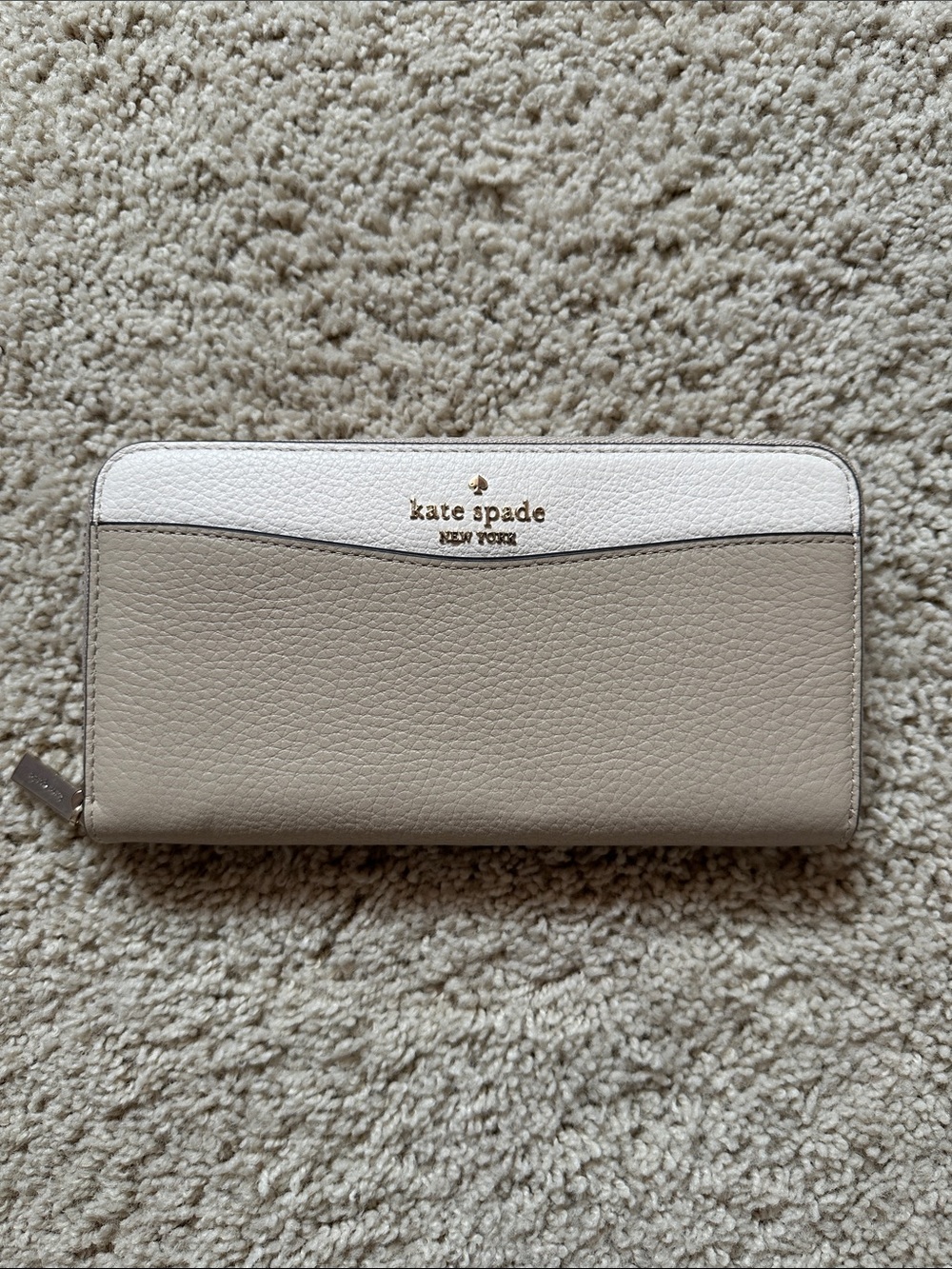 kate spade Two-Tone Beige and White Zip wallet - never used